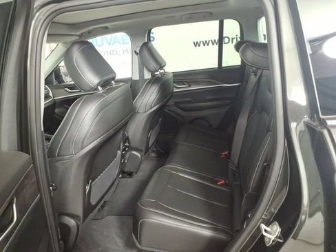 Used 2023 Jeep Grand Cherokee Limited AWD/4WD image 9
