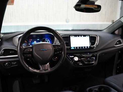 Used 2021 Chrysler Pacifica Touring-L w/ Uconnect Theater Family Group image 11