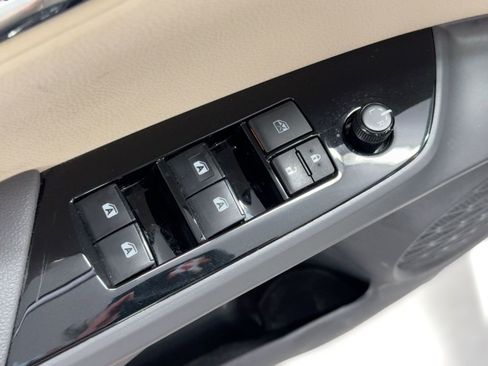 Used 2018 Toyota Prius Four image 10