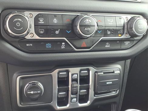 Used 2025 Jeep Wrangler Sahara image 24