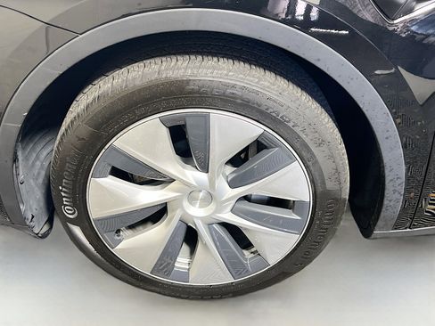 Used 2022 Tesla Model Y Long Range image 13