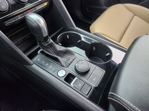 Used 2022 Volkswagen Atlas Cross Sport SE image 25