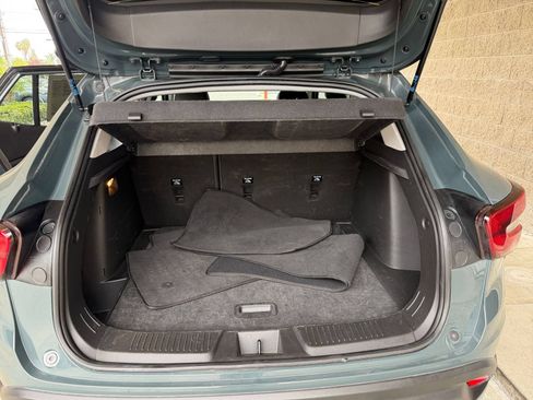 Used 2025 Chevrolet Trax LT FWD image 30