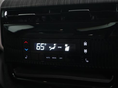 Used 2024 Jeep Wagoneer L Series III w/ Premium Group I AWD/4WD image 18