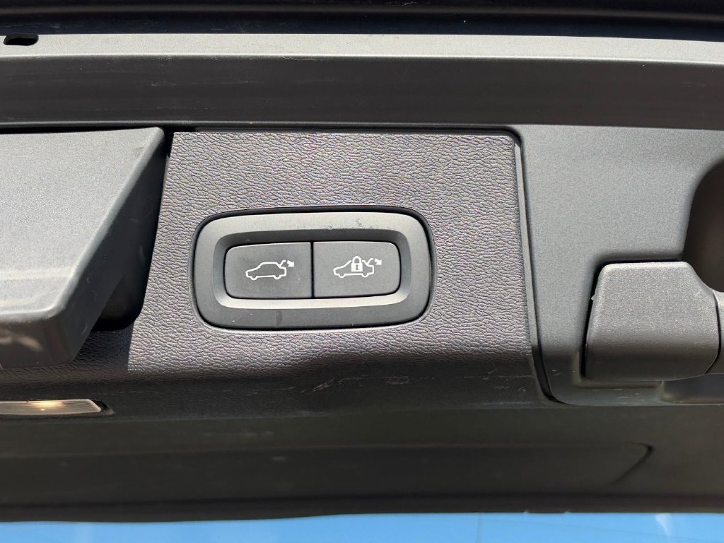 Certified 2024 Volvo XC60 T8 Ultimate w/ Protection Package Premier AWD/4WD image 6