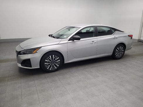 Used 2024 Nissan Altima 2.5 SV image 2