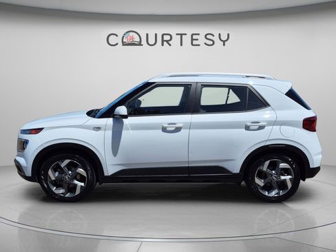 Used 2023 Hyundai Venue SEL FWD image 2