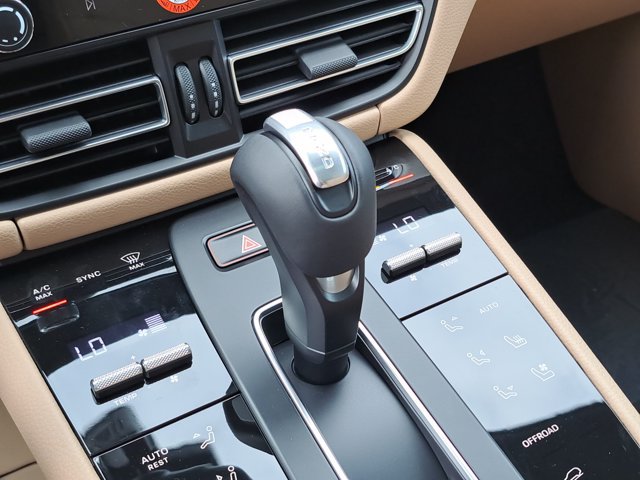Used 2026 Porsche Macan AWD/4WD image 34