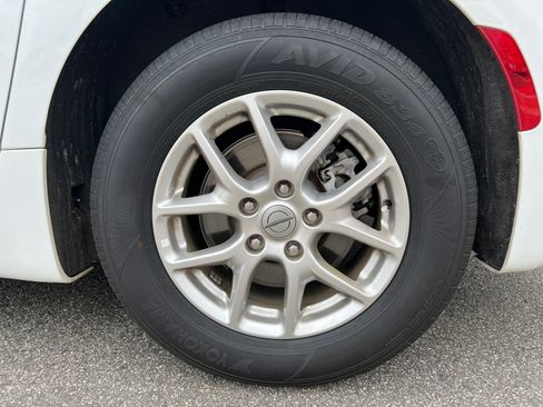 Certified 2024 Chrysler Pacifica Touring-L image 24