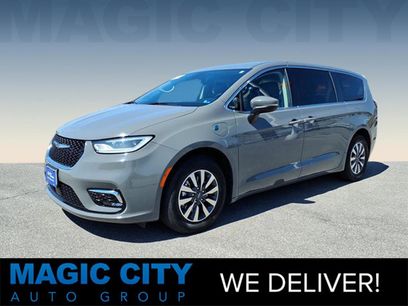Used 2023 Chrysler Pacifica Touring-L