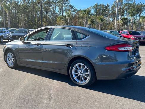 Used 2020 Ford Fusion SE image 4
