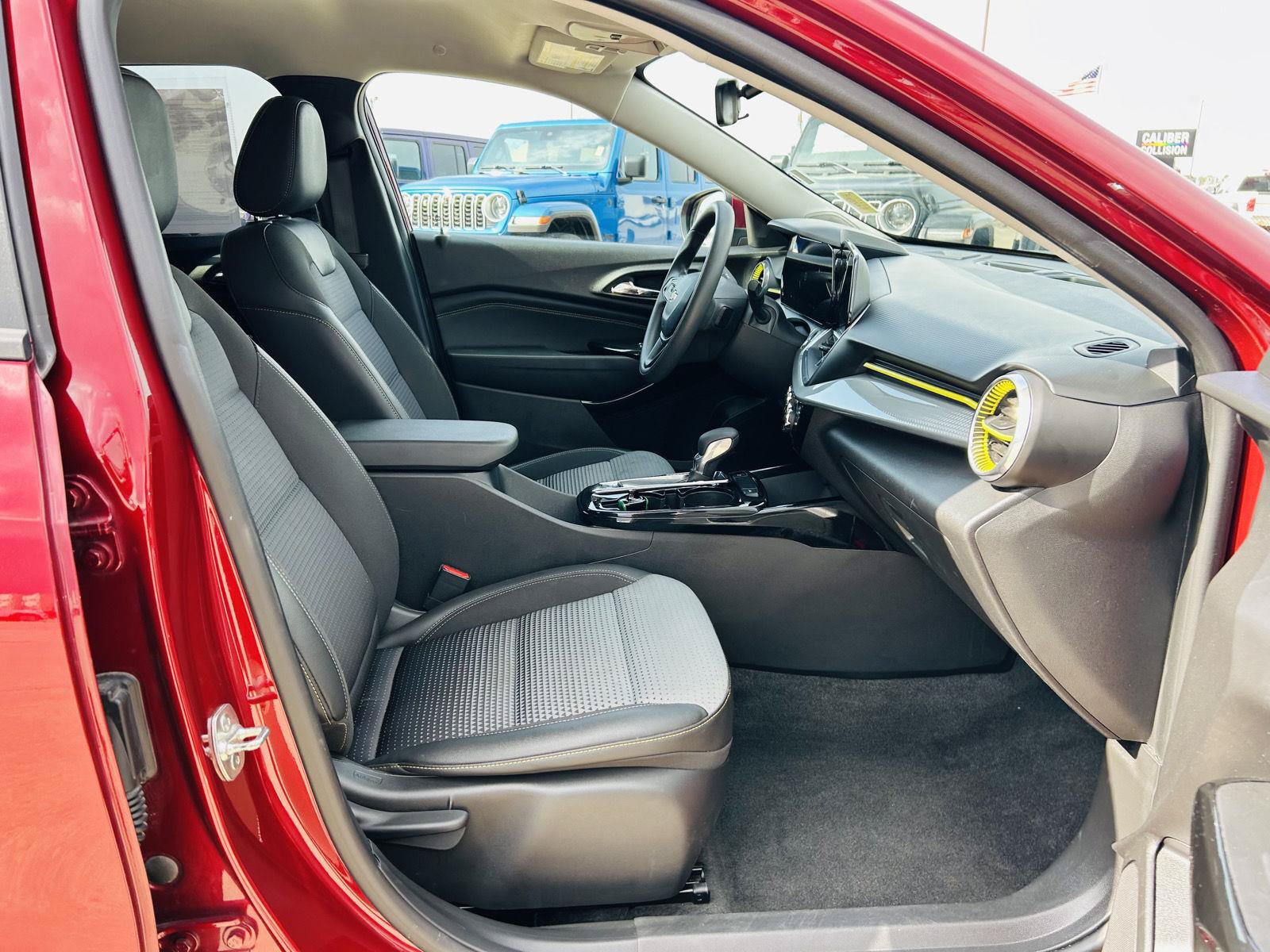 Used 2025 Chevrolet Trax LT FWD image 28