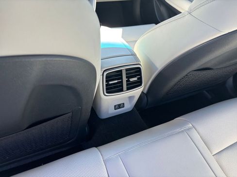 Used 2025 Genesis G70 2.5T image 24