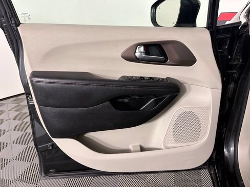 Used 2019 Chrysler Pacifica Touring-L FWD image 16