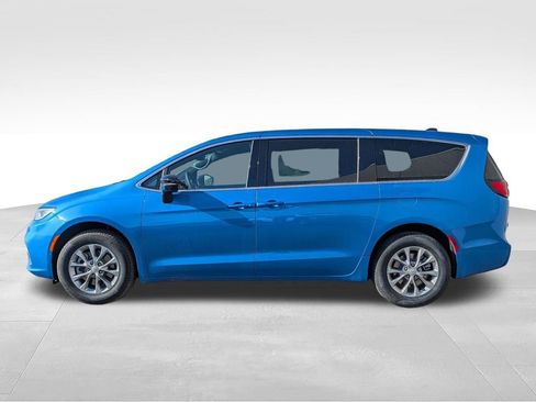 New 2026 Chrysler Pacifica Select AWD/4WD image 3
