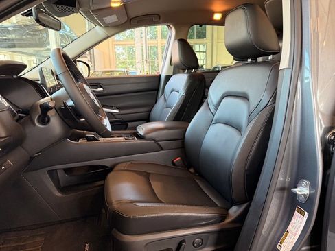 Used 2023 Nissan Pathfinder SL AWD/4WD image 9