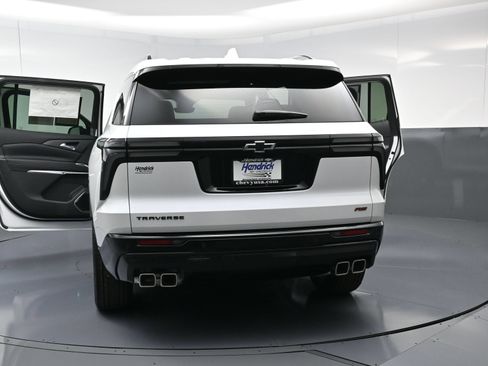 Used 2025 Chevrolet Traverse RS w/ LPO, Floor Liner Package FWD image 31