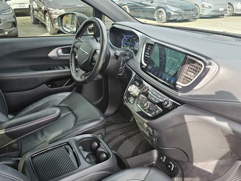 Used 2021 Chrysler Pacifica Touring-L w/ Uconnect Theater Family Group image 10