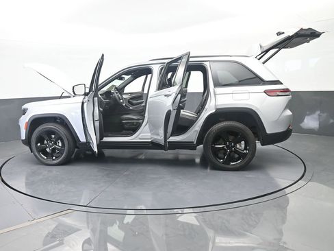 Used 2023 Jeep Grand Cherokee Altitude AWD/4WD image 76
