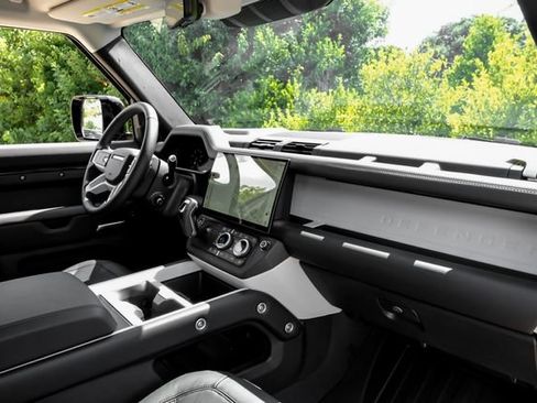 New 2026 Land Rover Defender 110 X-Dynamic SE AWD/4WD image 17