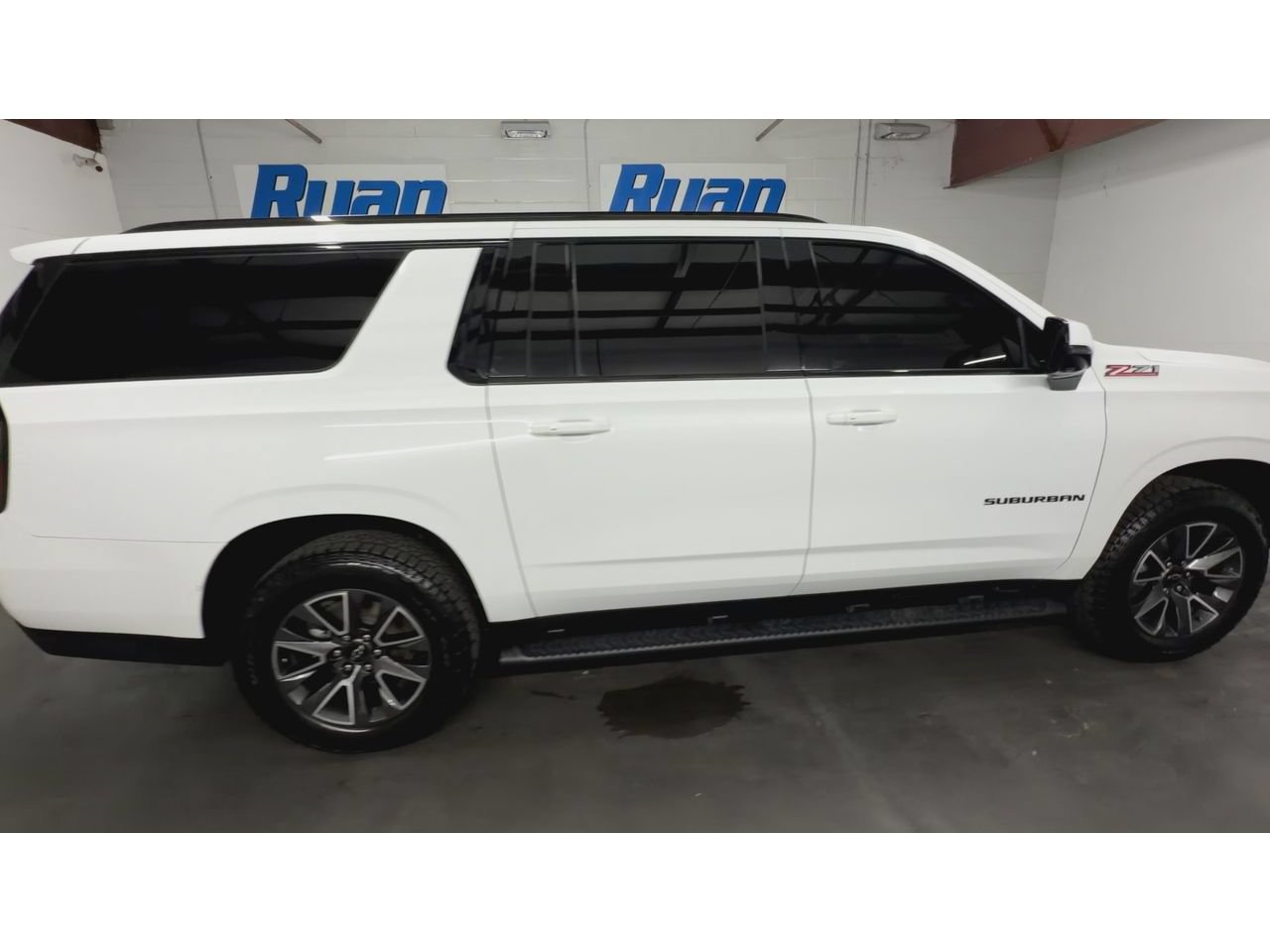 Certified 2024 Chevrolet Suburban Z71 w/ Luxury Package AWD/4WD image 9