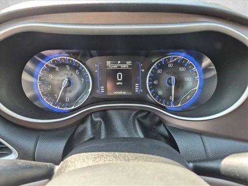 Used 2018 Chrysler Pacifica Touring-L FWD image 11