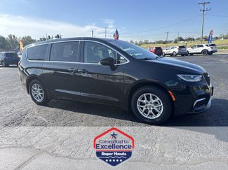 Used 2024 Chrysler Pacifica Touring-L FWD video 1