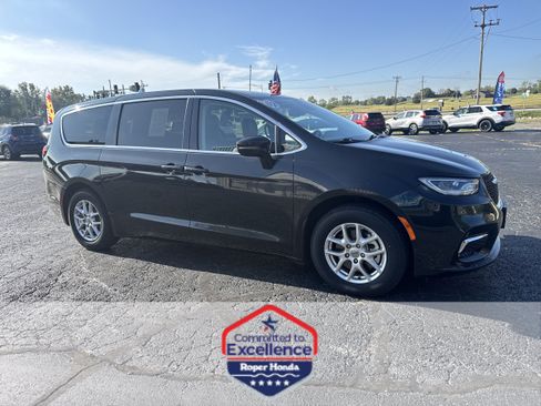 Used 2024 Chrysler Pacifica Touring-L FWD image 1