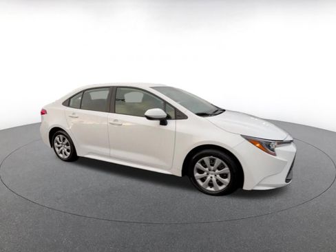 Used 2025 Toyota Corolla LE image 2