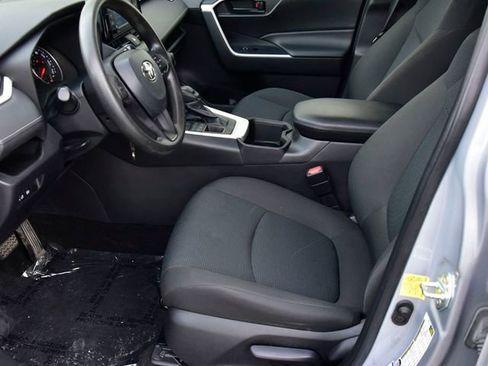 Used 2022 Toyota RAV4 LE image 11