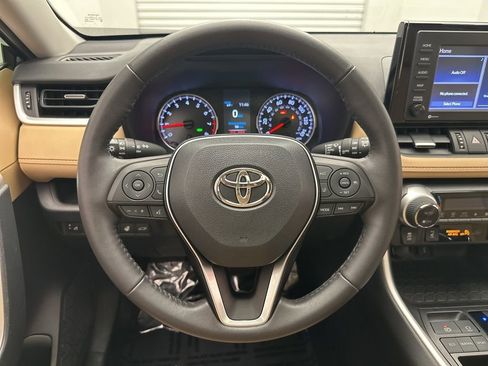 Used 2020 Toyota RAV4 XLE Premium image 18