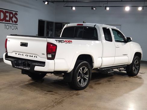 Used 2019 Toyota Tacoma TRD Sport AWD/4WD image 7