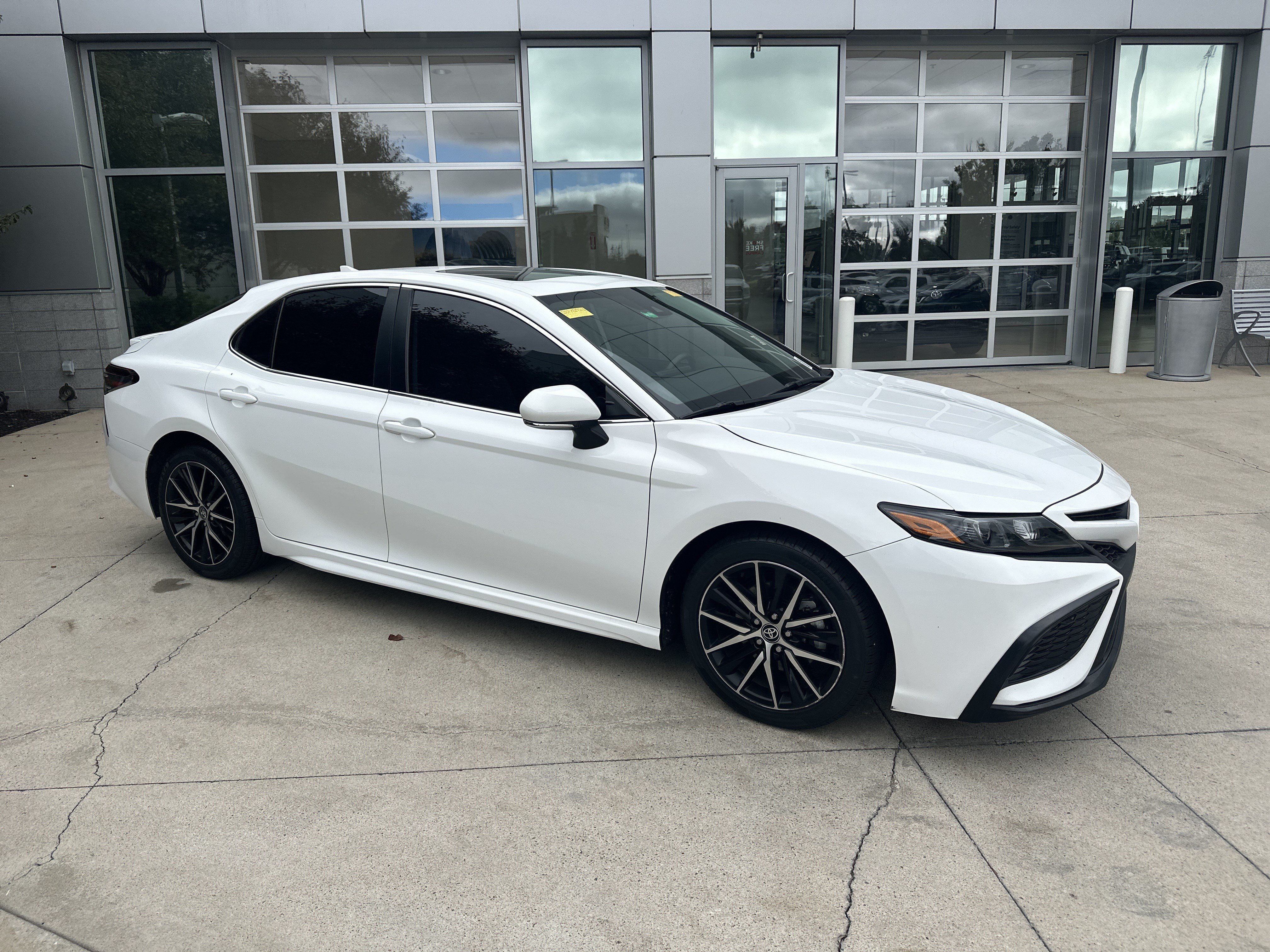 Used 2023 Toyota Camry SE w/ Convenience Package FWD image 2