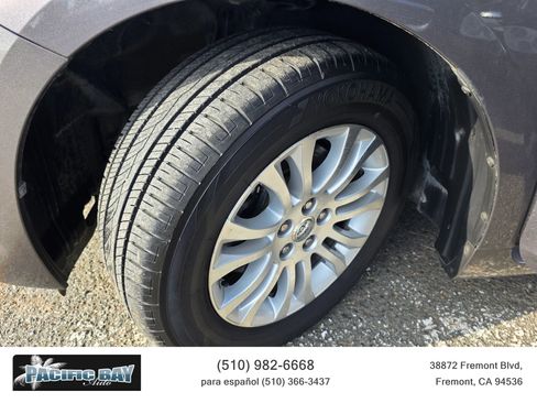 Used 2013 Toyota Sienna XLE image 27