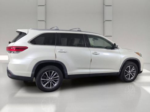 Used 2019 Toyota Highlander XLE FWD image 5