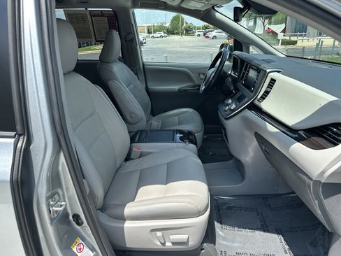 Used 2019 Toyota Sienna XLE w/ XLE Navigation Package FWD image 34