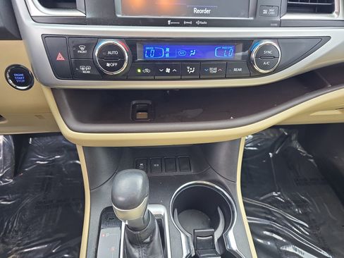 Used 2019 Toyota Highlander XLE FWD image 25