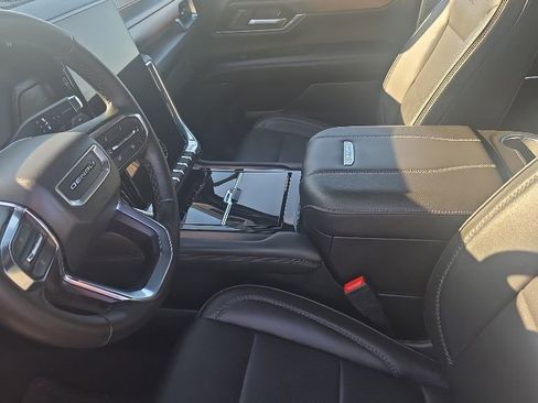 Used 2025 GMC Yukon XL Denali AWD/4WD image 11