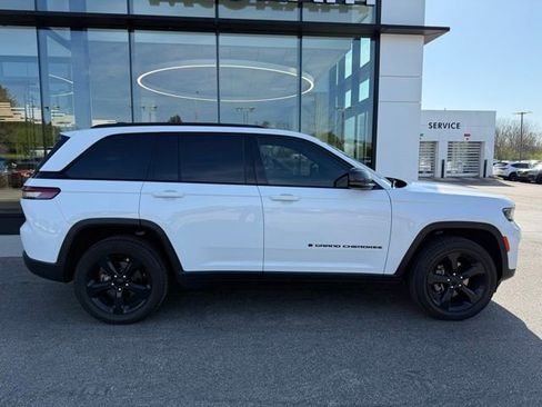 Used 2023 Jeep Grand Cherokee Altitude image 2