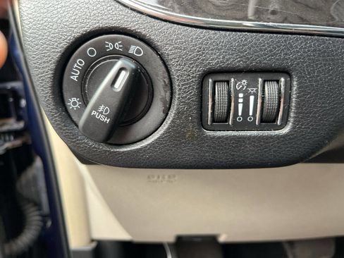 Used 2016 Chrysler Town & Country Touring image 15