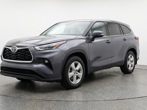 Used 2025 Toyota Highlander LE FWD image 3