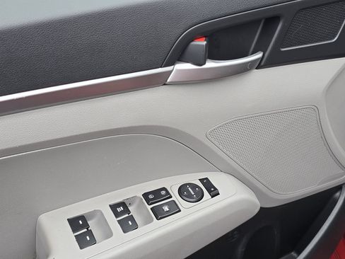 Used 2019 Hyundai Elantra SE image 29