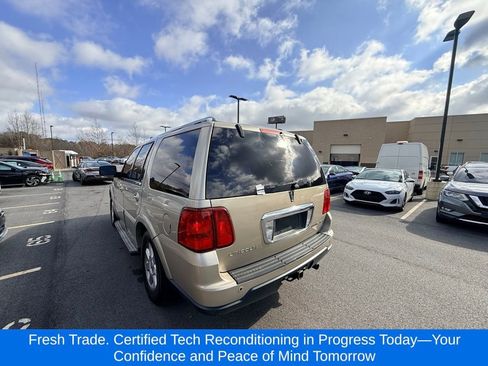 Used 2005 Lincoln Navigator image 3