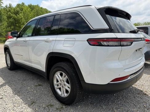 Used 2023 Jeep Grand Cherokee Laredo RWD image 3