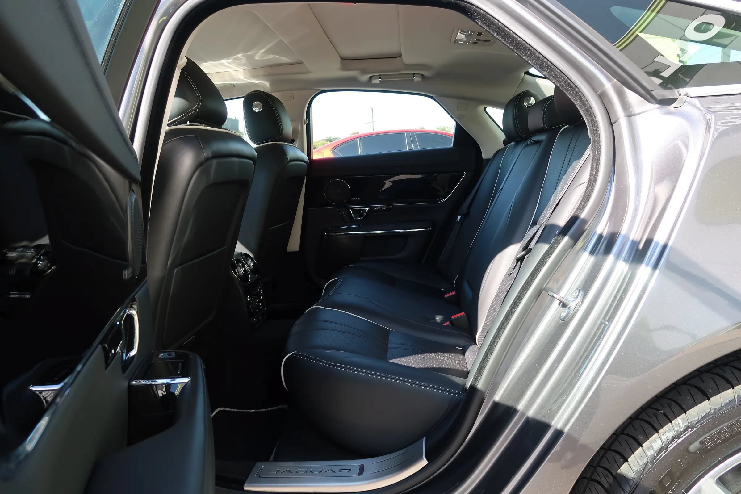 Used 2019 Jaguar XJ R-Sport RWD image 16