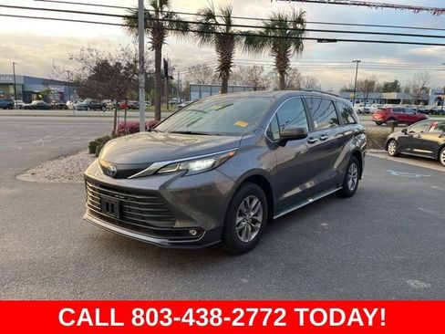 Used 2025 Toyota Sienna XLE FWD image 37