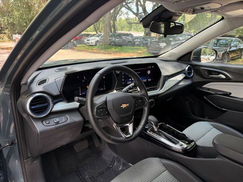 Used 2025 Chevrolet Trax LT w/ LT Convenience Package FWD image 31