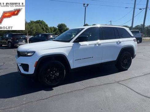 Used 2025 Jeep Grand Cherokee Altitude AWD/4WD image 4
