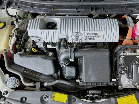 Used 2014 Toyota Prius Three w/ Preferred Accessory Package FWD image 30