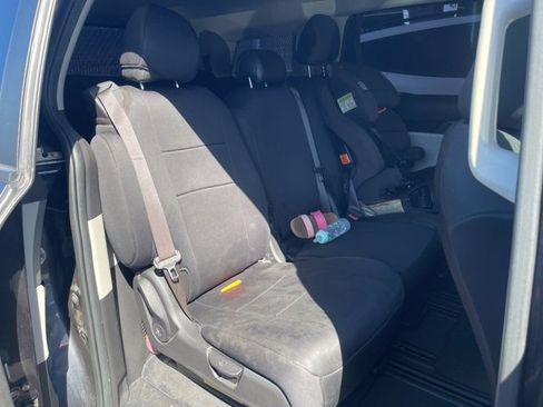 Used 2022 Kia Carnival LX image 11